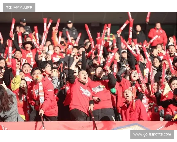 琼超比赛现场氛围，球迷歌声助威球员感动瞬间